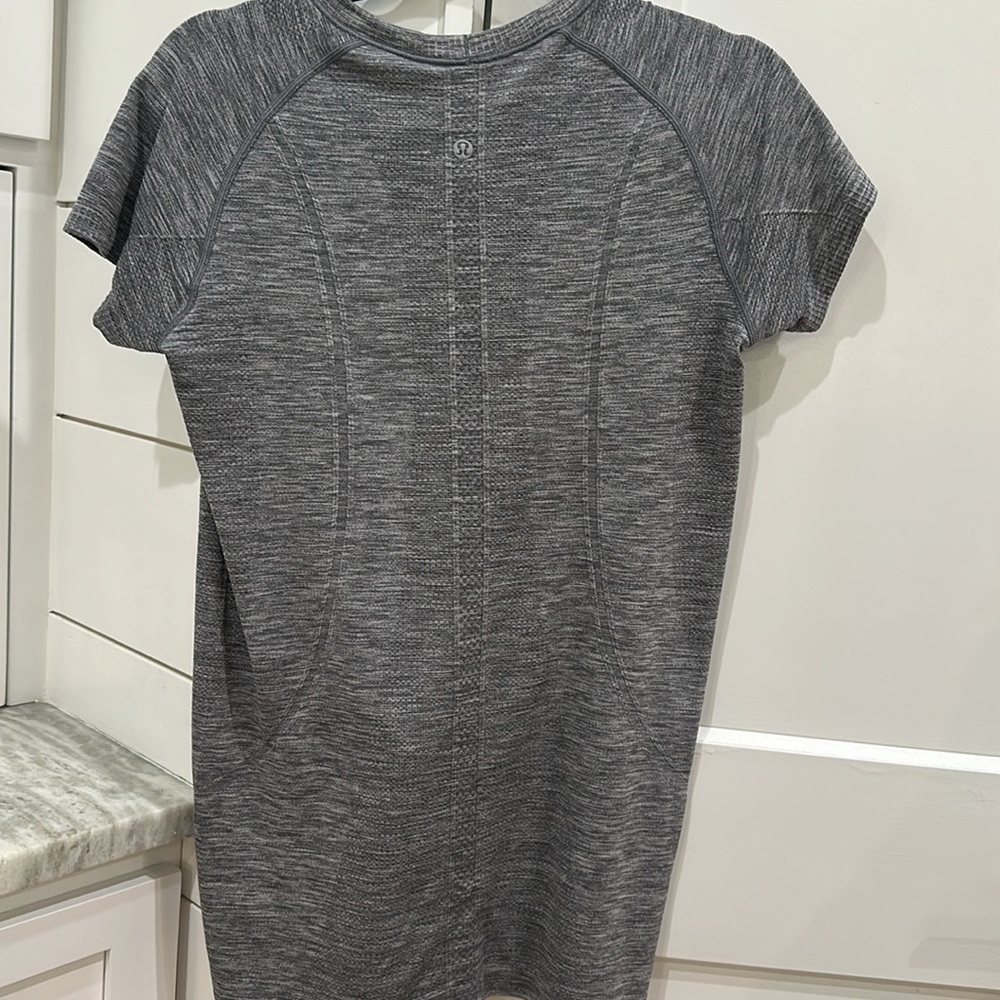 (6070) 🍋 LULULEMON RUN: Swiftly Tech Short Sleeve Crew Sz 10 **LOVED - Picture 3 of 4